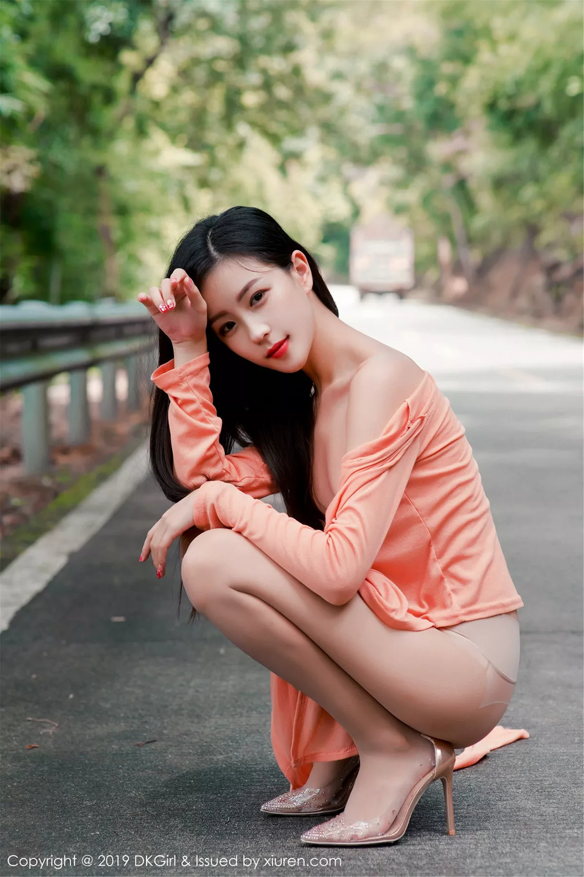 秀人集.com_[DKGirl御女郎]Vol.114_嫩模小子怡Alice户外露天车拍系列无内肉丝裤袜惹火诱惑写真48P