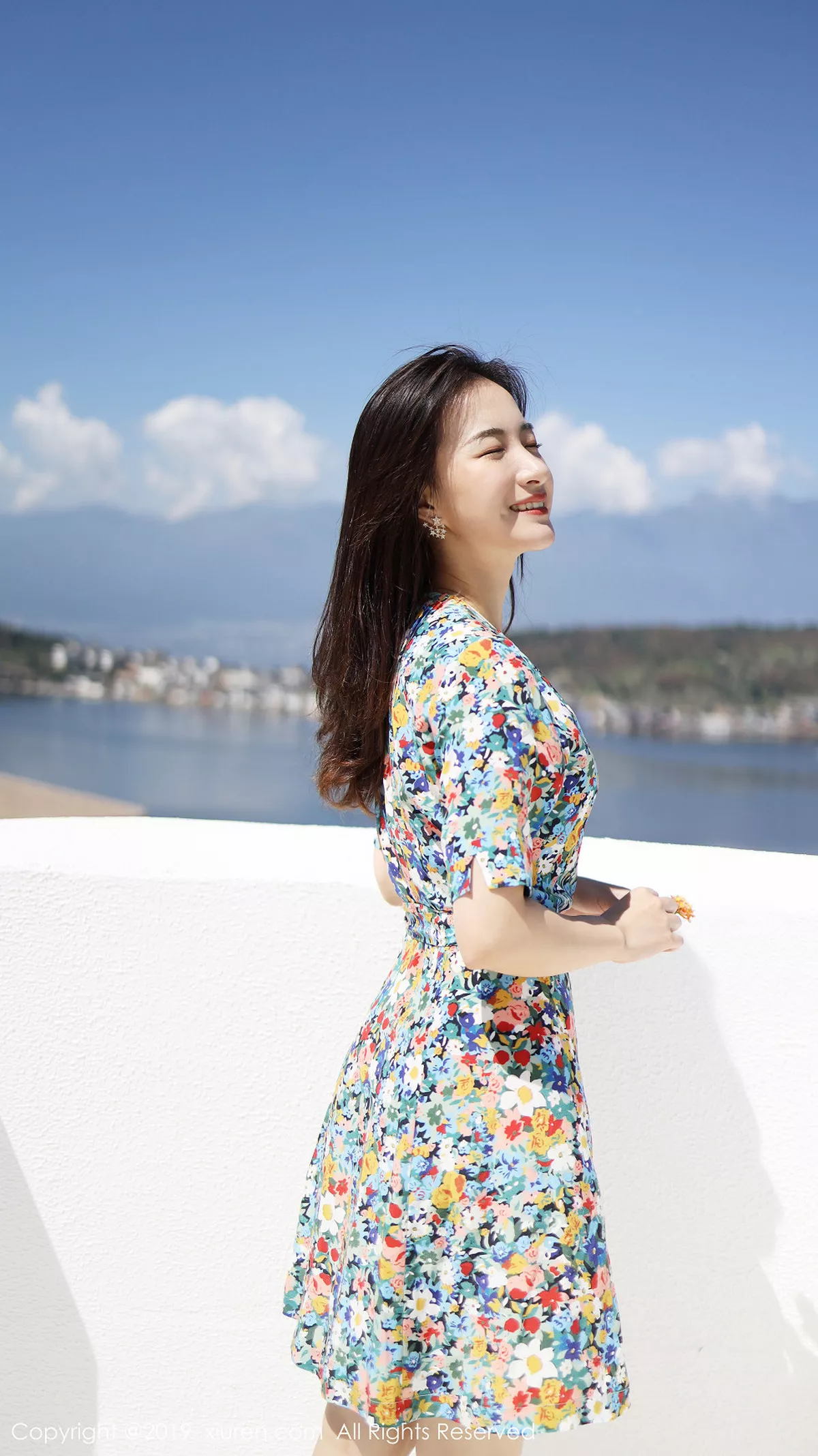 秀人集.com_[XiuRen秀人网]No.1641_嫩模艺儿伢呦户外海边性感花色连身裙秀完美身材靓丽迷人写真53P