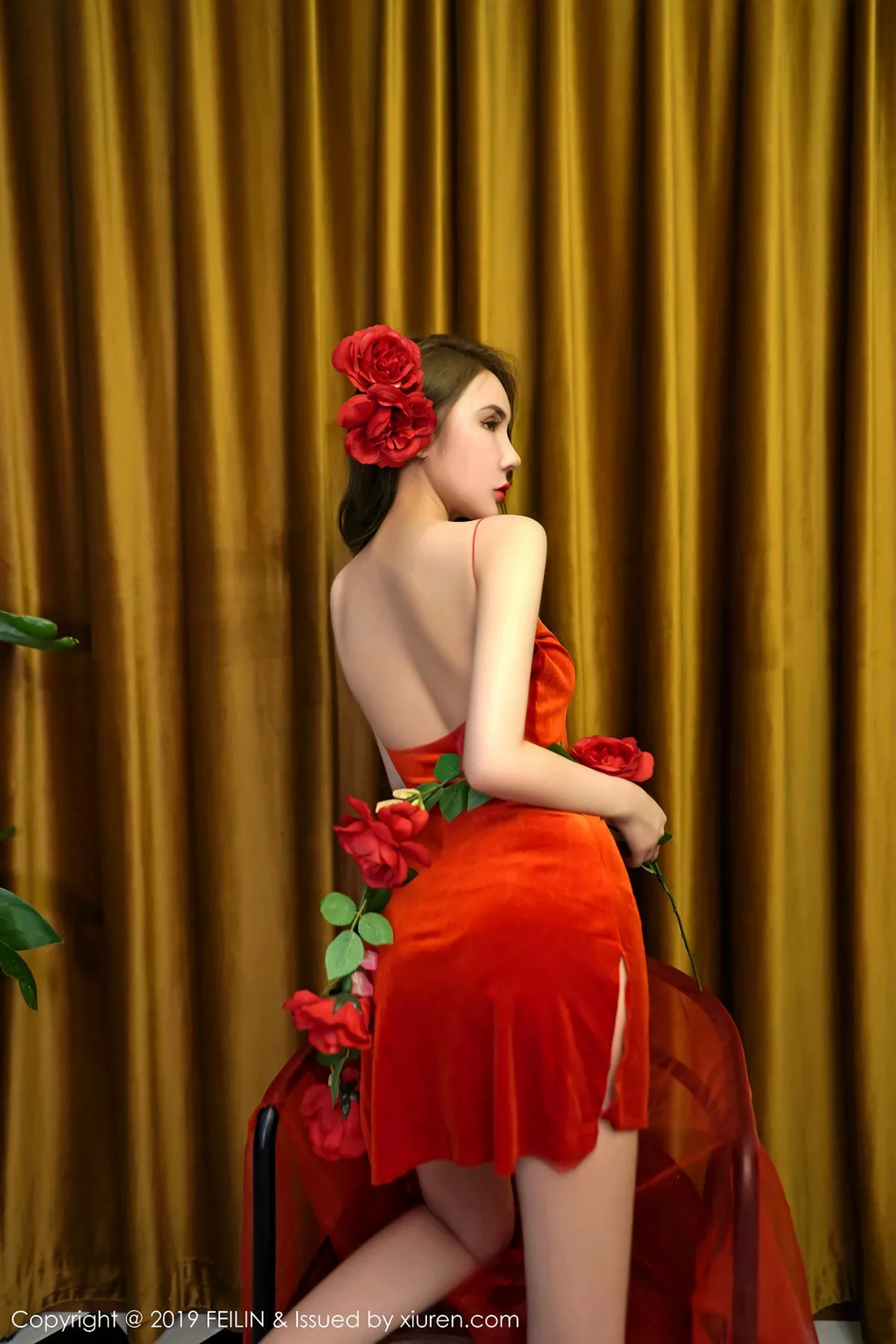 秀人集.com_[FeiLin嗲囡囡]Vol.200_嫩模伍月may私房红色连身裙+白衬衣制服秀苗条身材性感写真50P