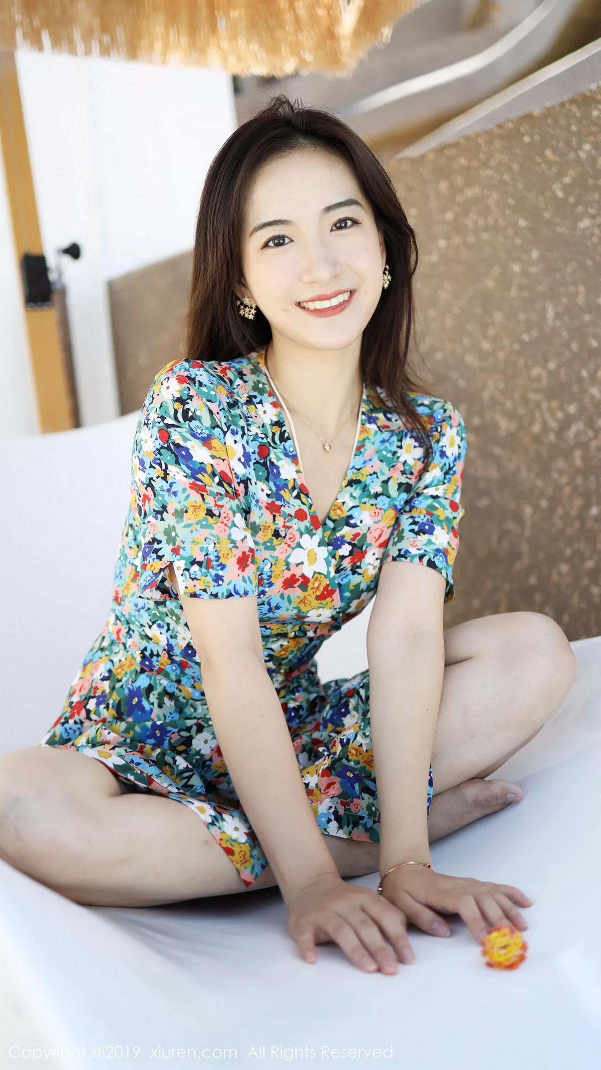 秀人集.com_[XiuRen秀人网]No.1641_嫩模艺儿伢呦户外海边性感花色连身裙秀完美身材靓丽迷人写真53P