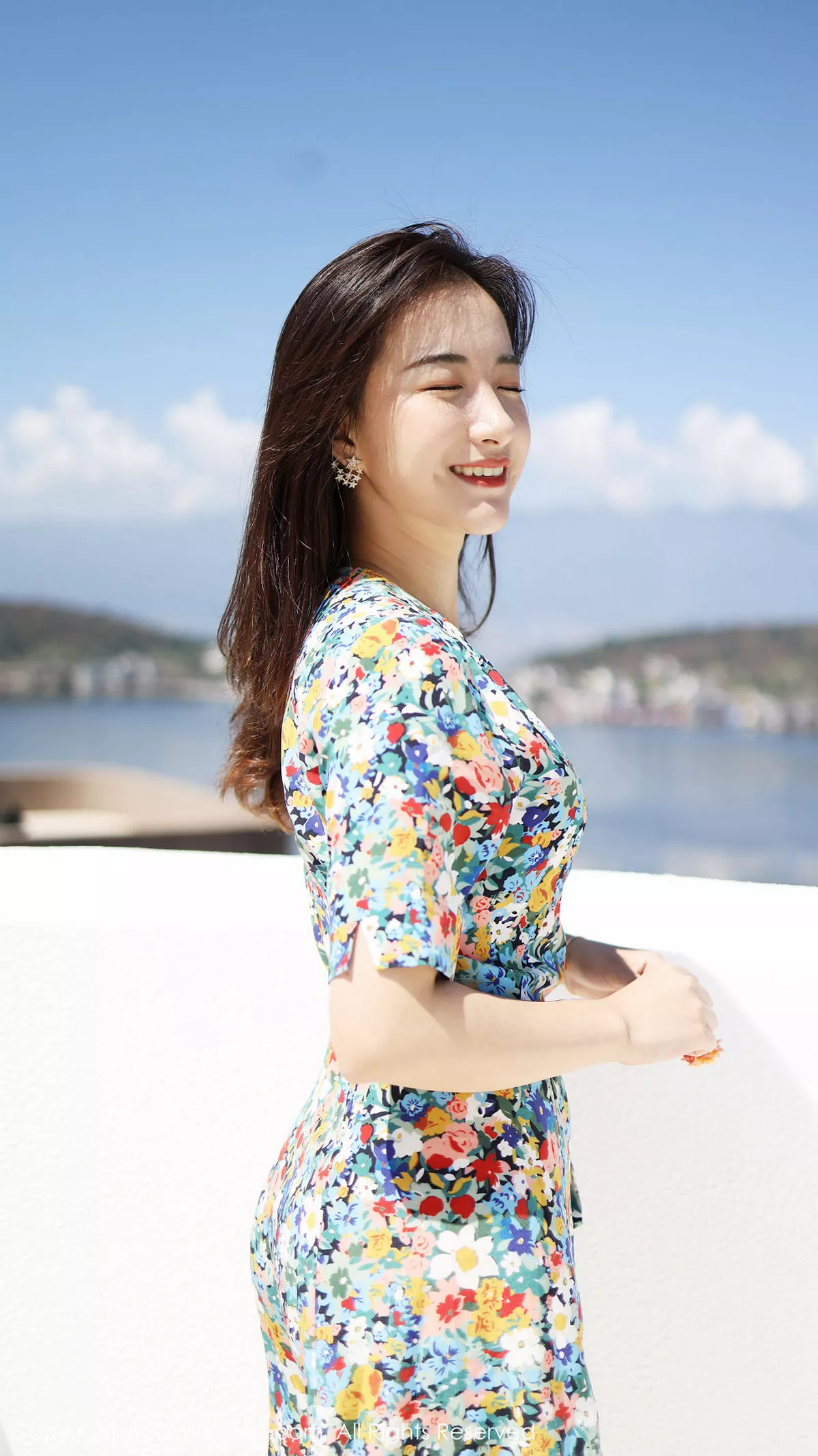 秀人集.com_[XiuRen秀人网]No.1641_嫩模艺儿伢呦户外海边性感花色连身裙秀完美身材靓丽迷人写真53P