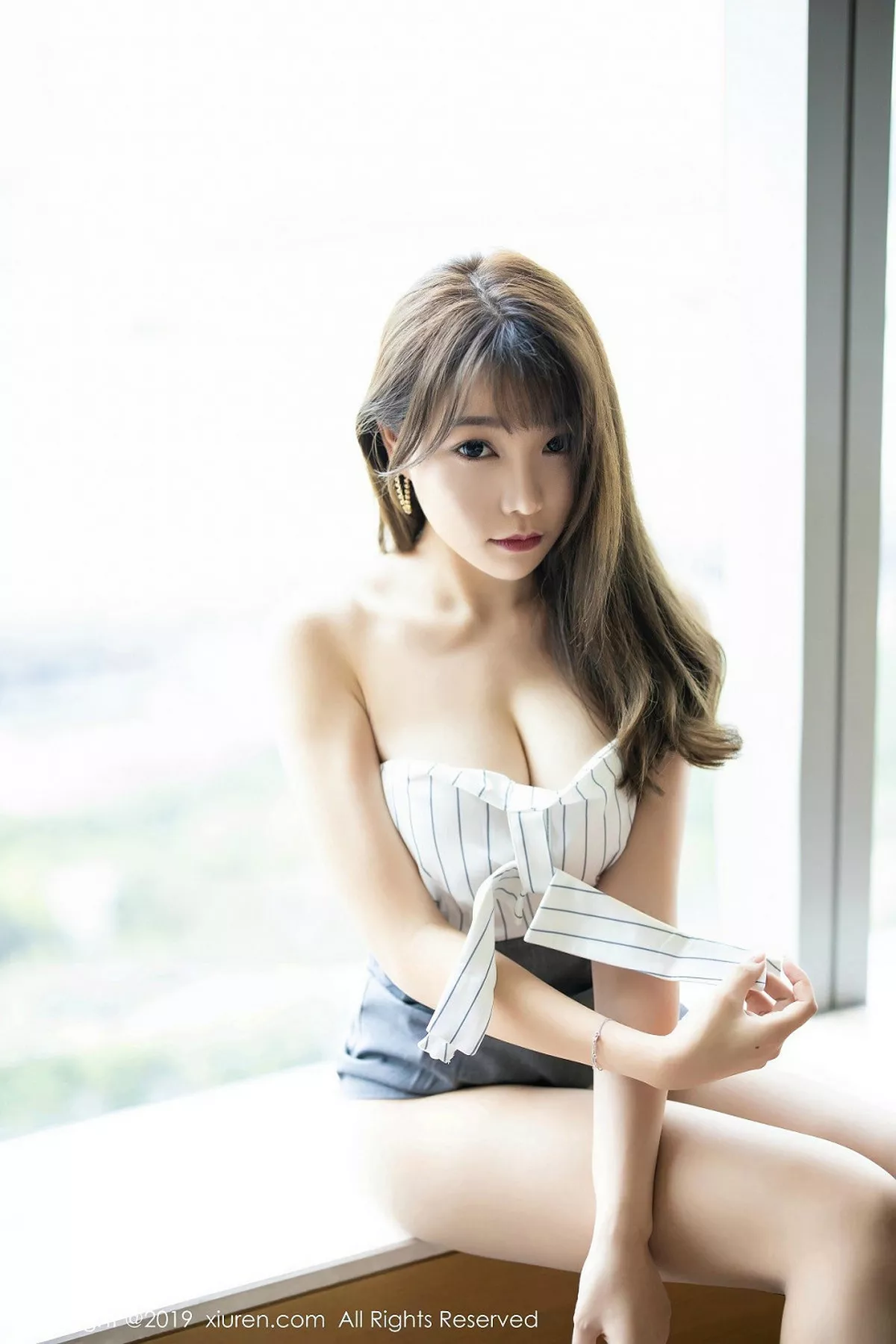 秀人集.com_[XiuRen秀人网]No.1637_女神芝芝Booty私房职业装撩裙露开档肉丝裤袜惹火诱惑写真100P