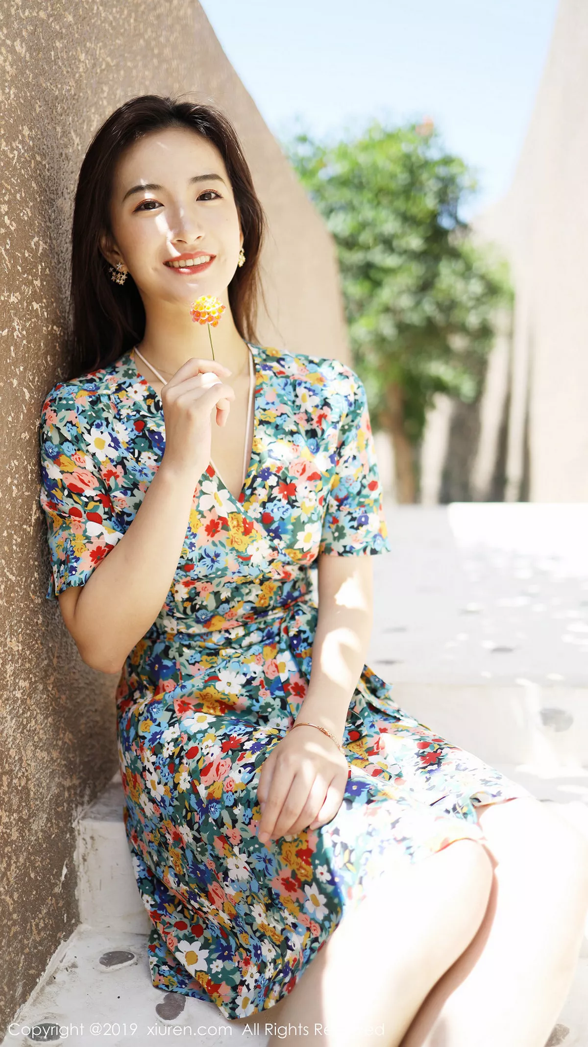 秀人集.com_[XiuRen秀人网]No.1641_嫩模艺儿伢呦户外海边性感花色连身裙秀完美身材靓丽迷人写真53P