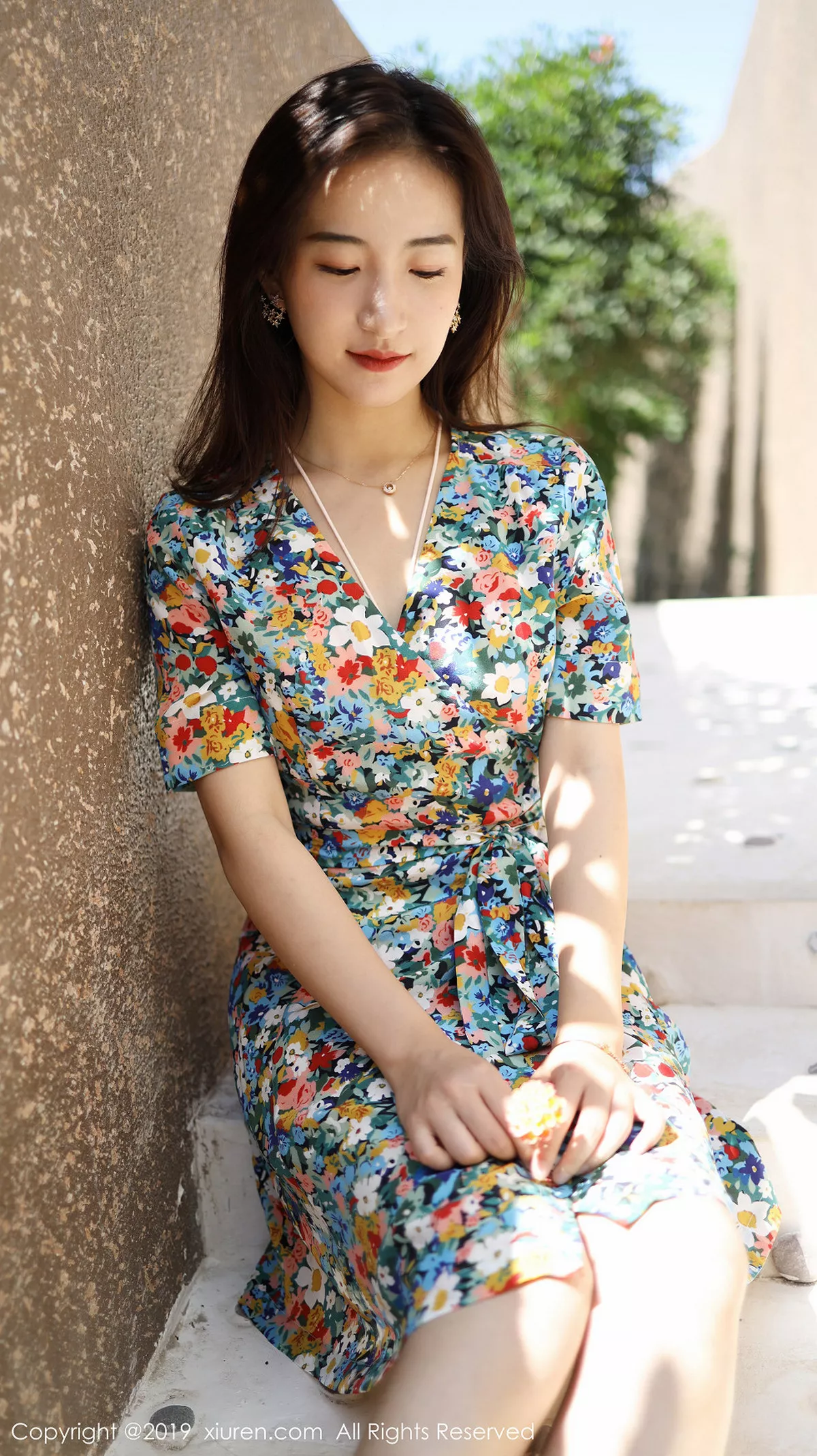 秀人集.com_[XiuRen秀人网]No.1641_嫩模艺儿伢呦户外海边性感花色连身裙秀完美身材靓丽迷人写真53P