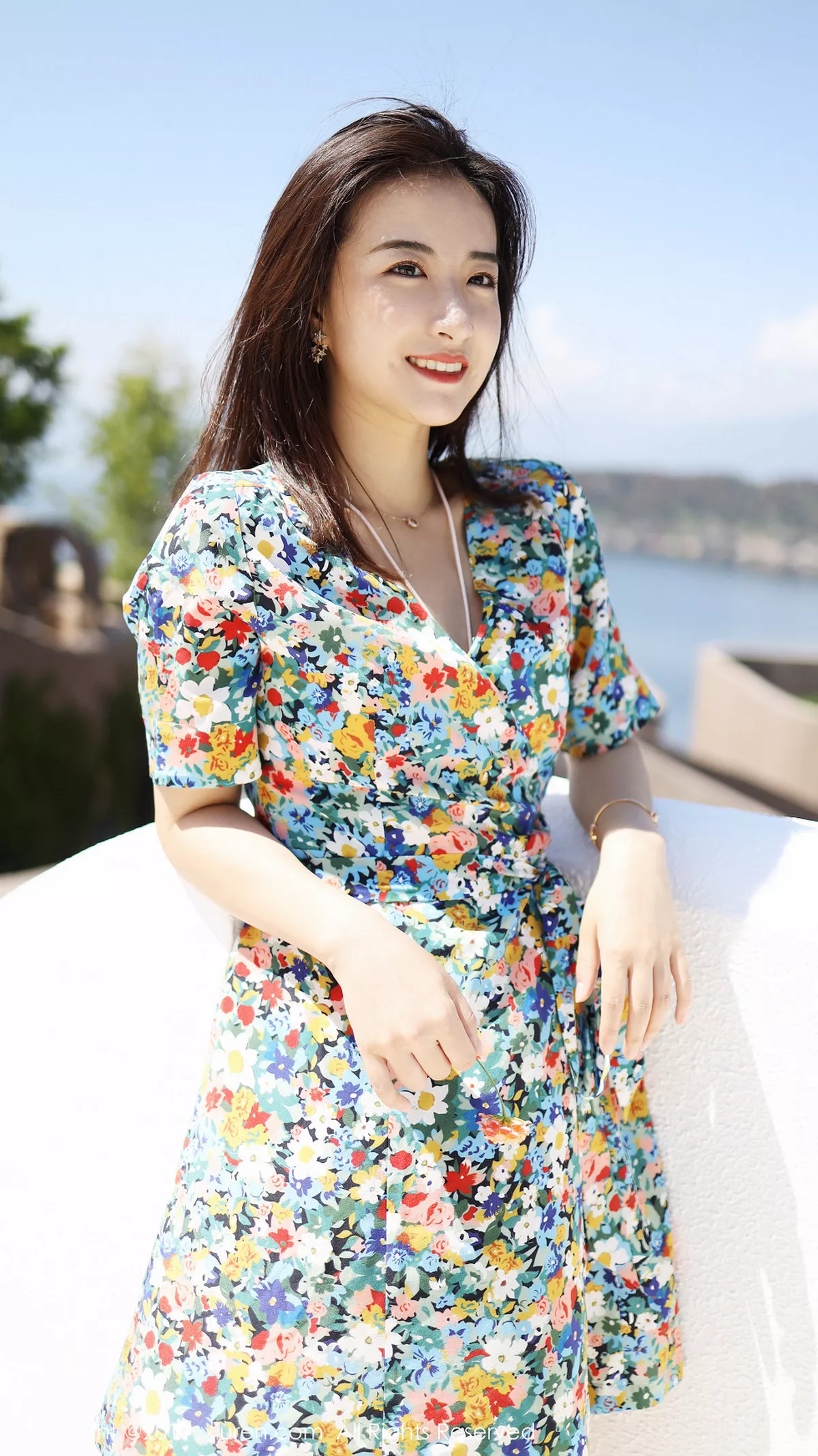 秀人集.com_[XiuRen秀人网]No.1641_嫩模艺儿伢呦户外海边性感花色连身裙秀完美身材靓丽迷人写真53P