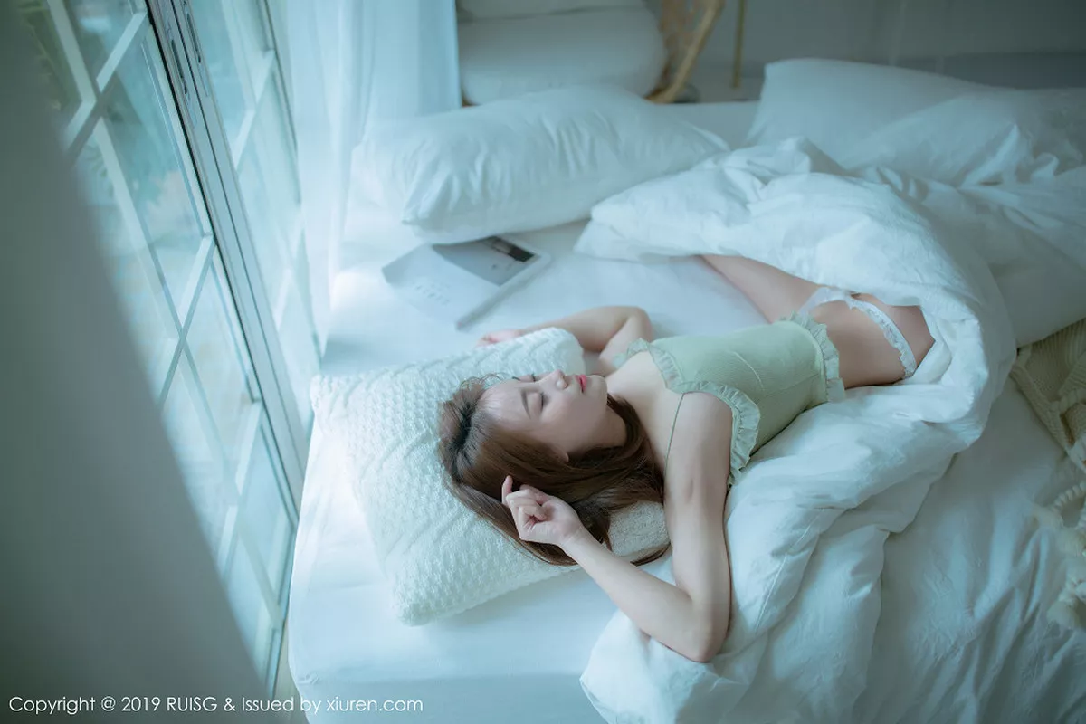 秀人集.com_[RUISG瑞丝馆]Vol.080_嫩模风衣月Lucy私房床上性感内衣配白色腿袜清爽迷人写真46P