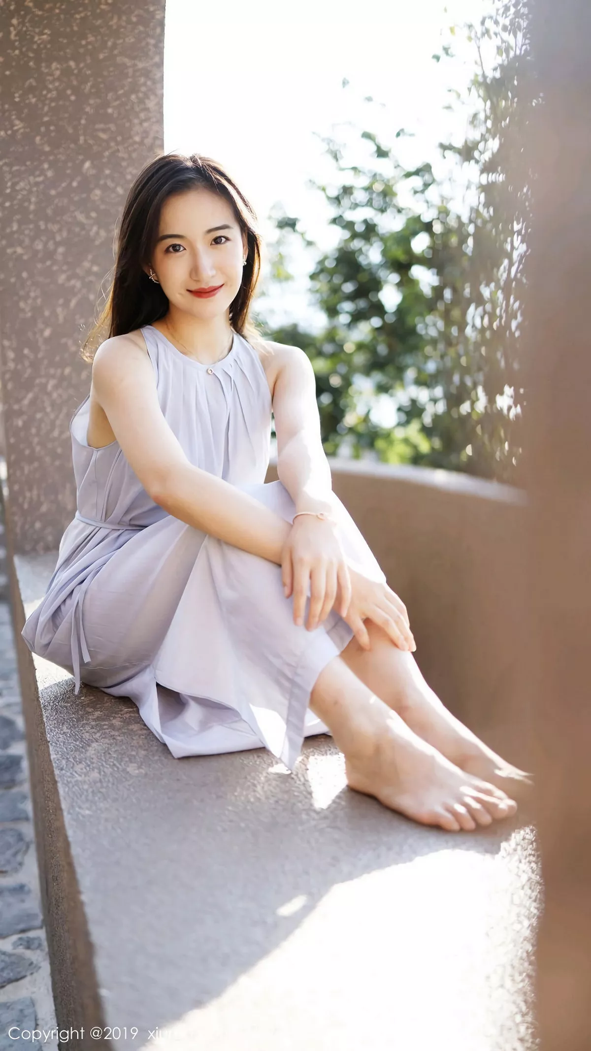 秀人集.com_[XiuRen秀人网]No.1660_嫩模艺儿拿铁户外白色长裙清新甜美风格靓丽迷人写真57P