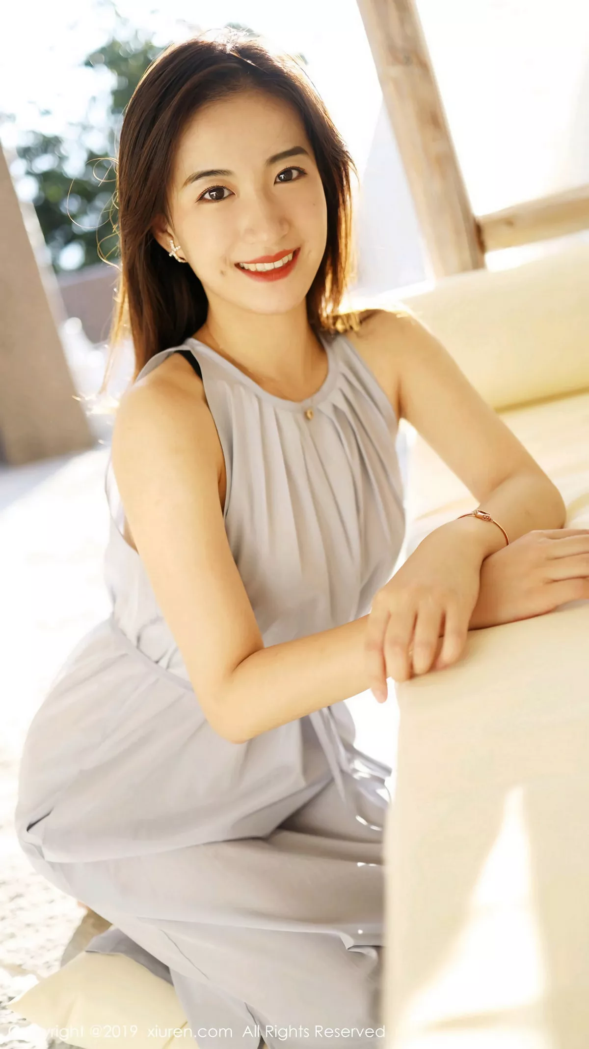 秀人集.com_[XiuRen秀人网]No.1660_嫩模艺儿拿铁户外白色长裙清新甜美风格靓丽迷人写真57P