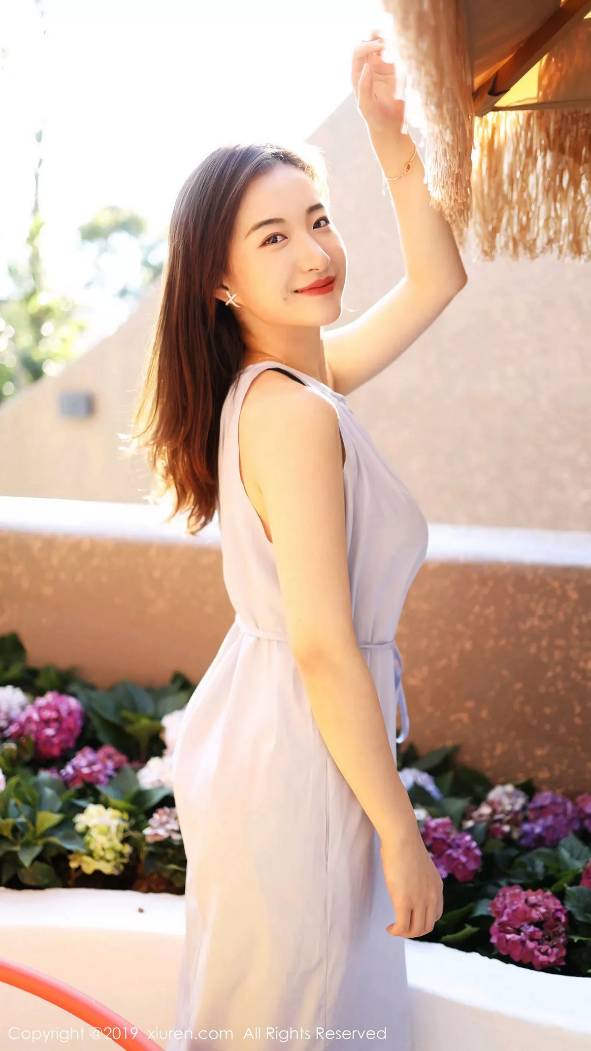 秀人集.com_[XiuRen秀人网]No.1660_嫩模艺儿拿铁户外白色长裙清新甜美风格靓丽迷人写真57P