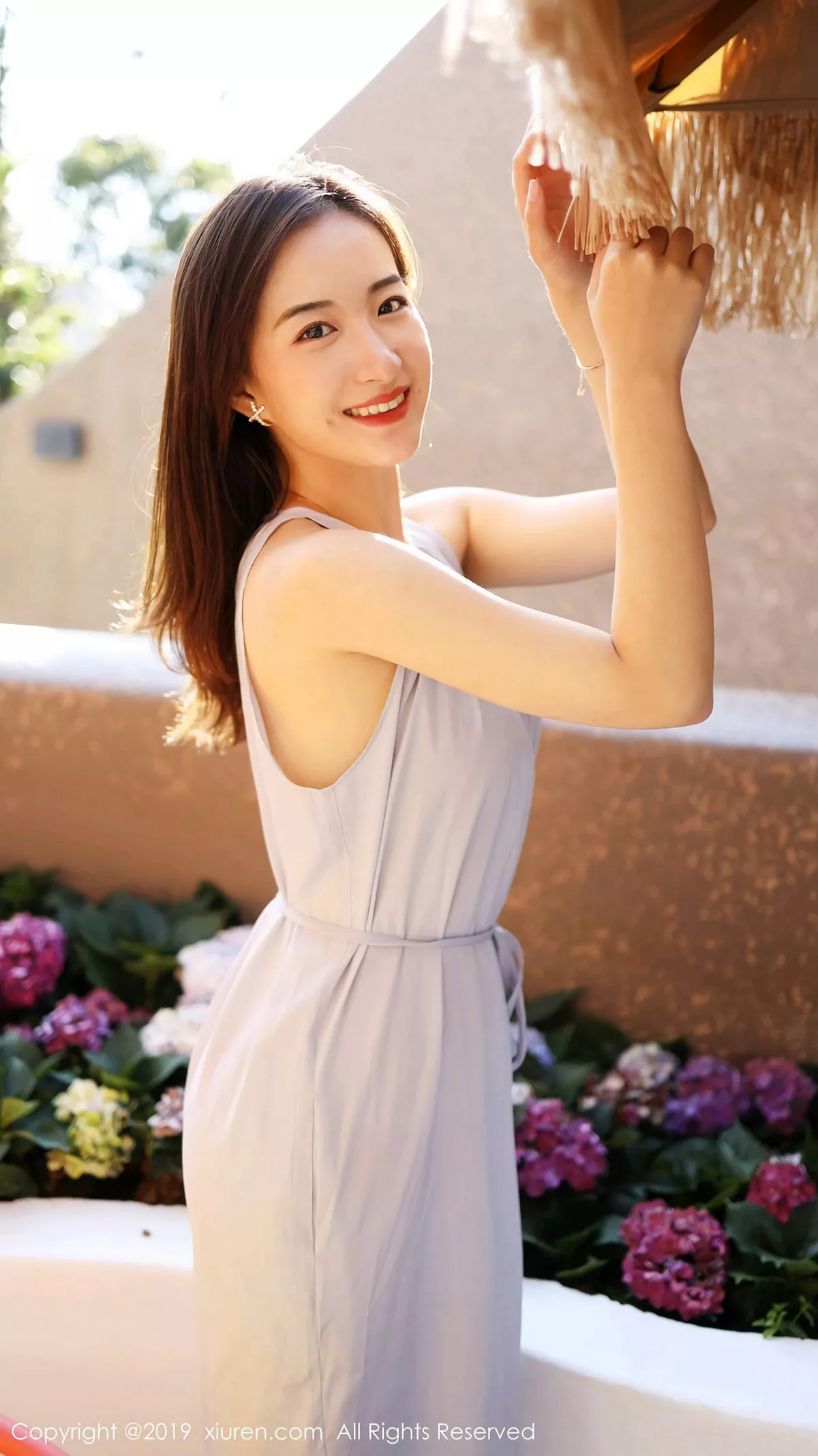 秀人集.com_[XiuRen秀人网]No.1660_嫩模艺儿拿铁户外白色长裙清新甜美风格靓丽迷人写真57P