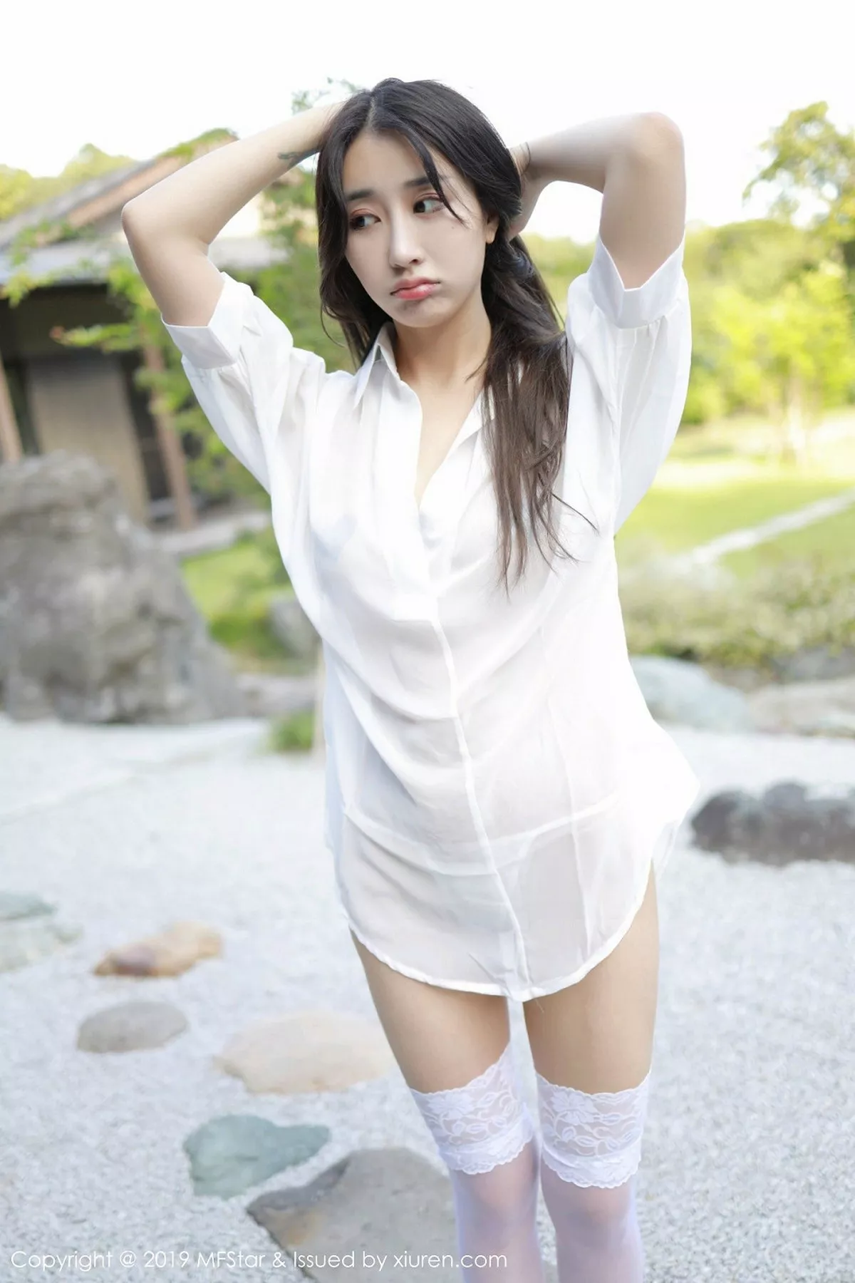 秀人集.com_[MFStar模范学院]Vol.219_嫩模Betty林子欣日本旅拍户外白衬衣配蕾丝吊袜诱惑写真53P