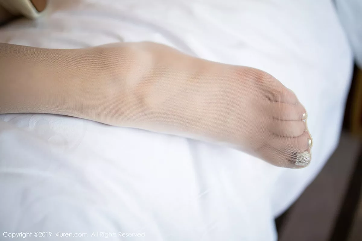 秀人集.com_[XiuRen秀人网]No.1695_女神杨晨晨sugar私房白色连身裙床上无内肉丝裤袜撩人诱惑写真91P