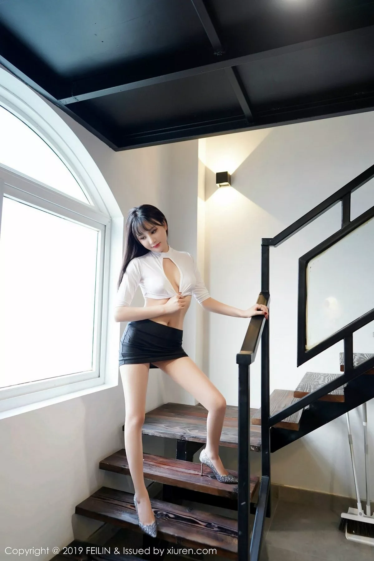 秀人集.com_[FeiLin嗲囡囡]Vol.210_嫩模Celina青妍私房白色内衣配黑短裙半脱露翘臀诱惑写真41P