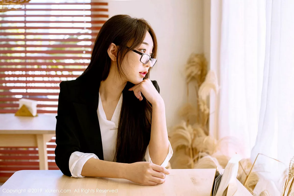 秀人集.com_[XiuRen秀人网]No.1689_清甜妹子小九月心愿旅拍性感秘书OL装扮黑丝美腿撩人诱惑写真62P