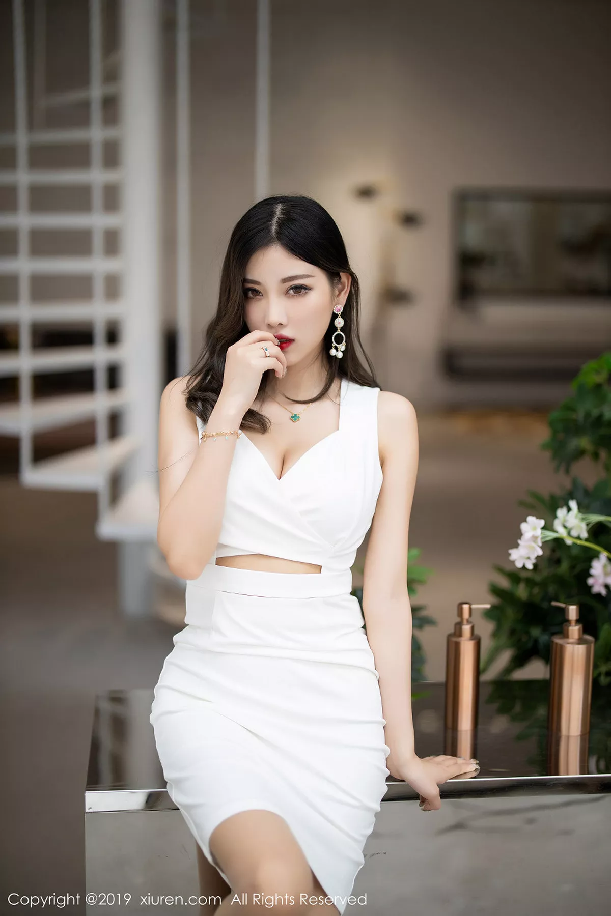 秀人集.com_[XiuRen秀人网]No.1695_女神杨晨晨sugar私房白色连身裙床上无内肉丝裤袜撩人诱惑写真91P