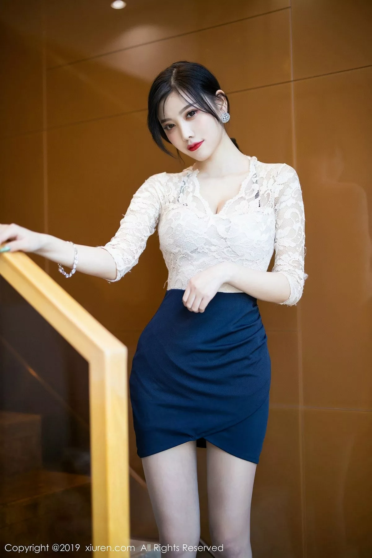 秀人集.com_[XiuRen秀人网]No.1717_女神杨晨晨sugar优雅吊裙配肉丝裤袜秀完美身材销魂诱惑写真70P