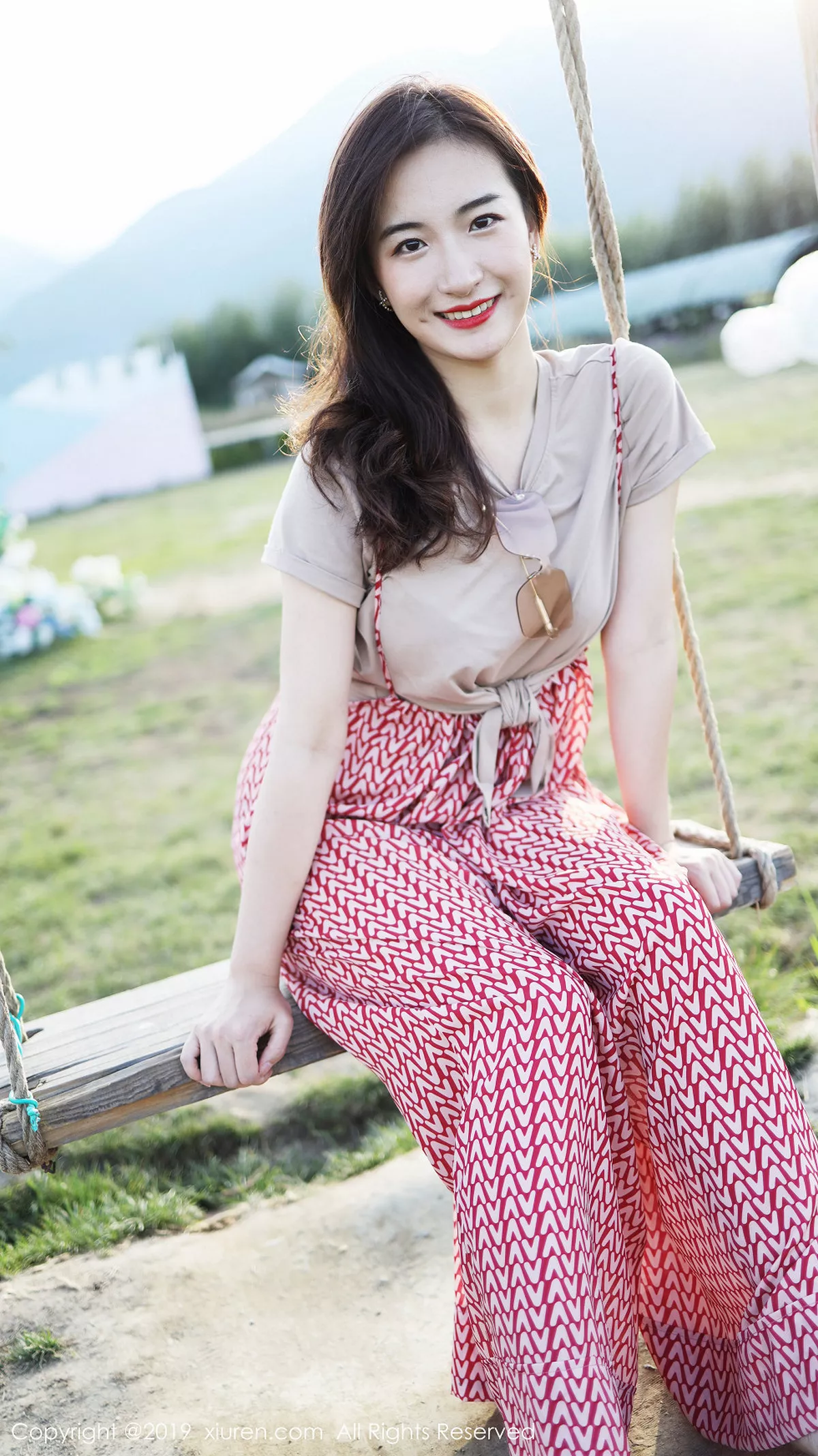 秀人集.com_[XiuRen秀人网]No.1718_嫩模艺儿拿铁室外帽子美少女清新甜美风靓丽迷人写真63P