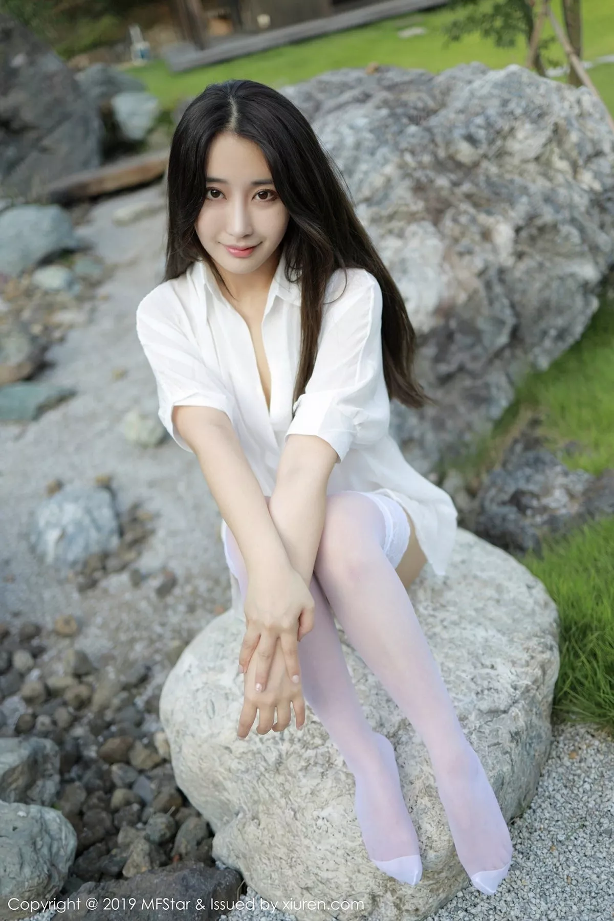 秀人集.com_[MFStar模范学院]Vol.219_嫩模Betty林子欣日本旅拍户外白衬衣配蕾丝吊袜诱惑写真53P