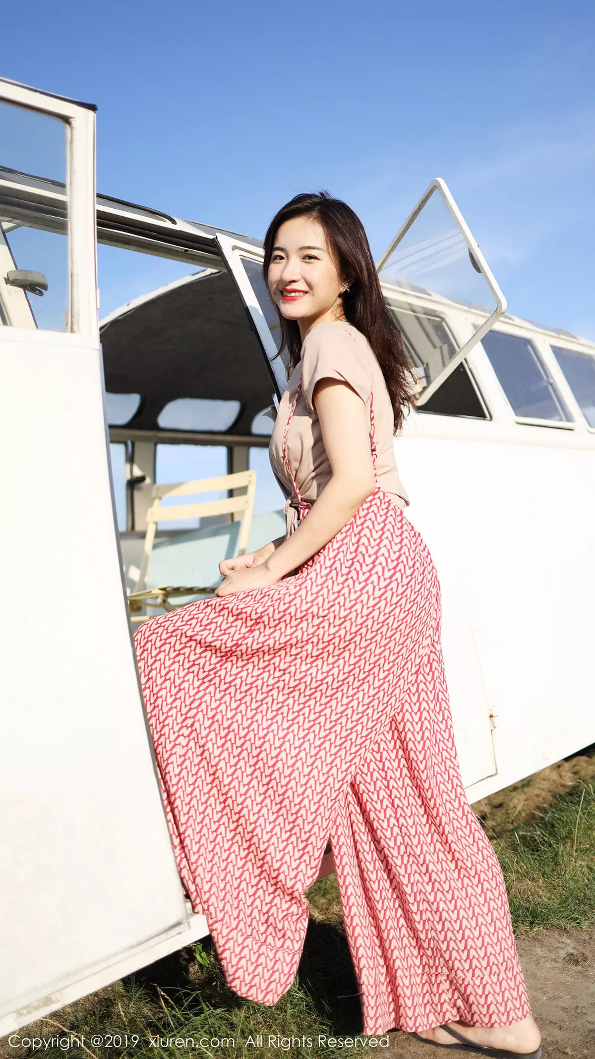 秀人集.com_[XiuRen秀人网]No.1718_嫩模艺儿拿铁室外帽子美少女清新甜美风靓丽迷人写真63P