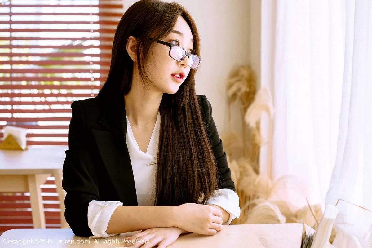 秀人集.com_[XiuRen秀人网]No.1689_清甜妹子小九月心愿旅拍性感秘书OL装扮黑丝美腿撩人诱惑写真62P