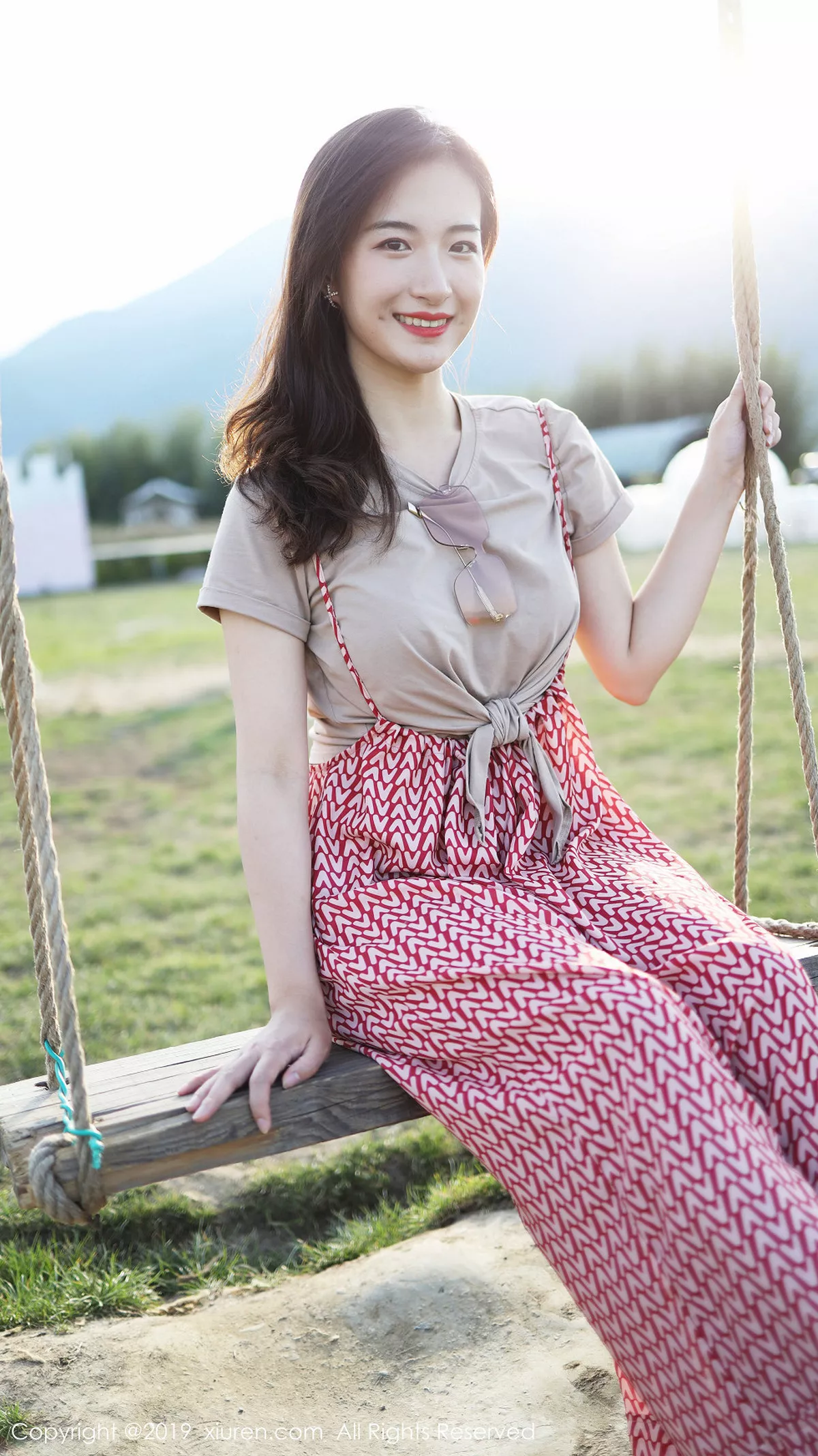 秀人集.com_[XiuRen秀人网]No.1718_嫩模艺儿拿铁室外帽子美少女清新甜美风靓丽迷人写真63P