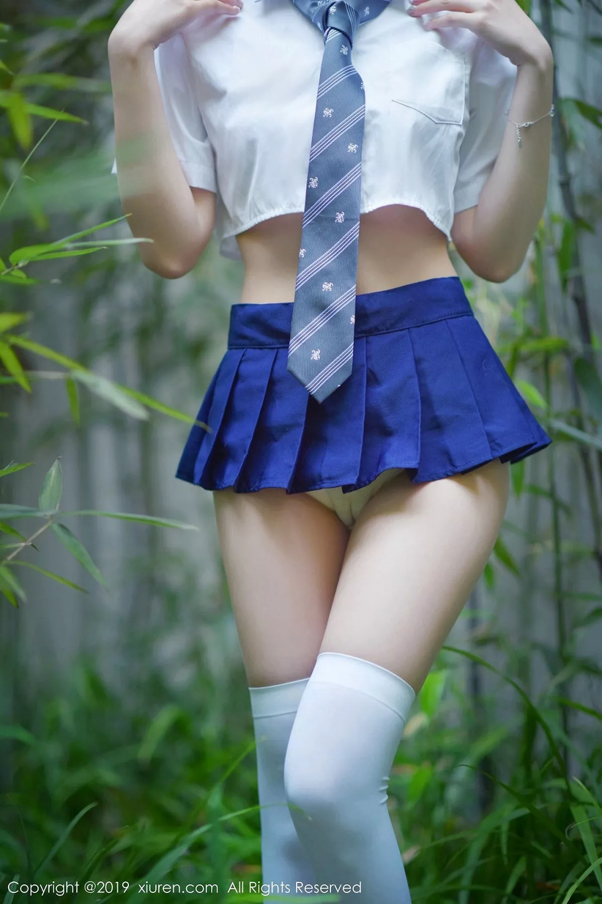 秀人集.com_[XiuRen秀人网]No.1733_嫩模沈梦瑶户外清爽学生装大胆半脱露白色蕾丝内衣诱惑写真60P