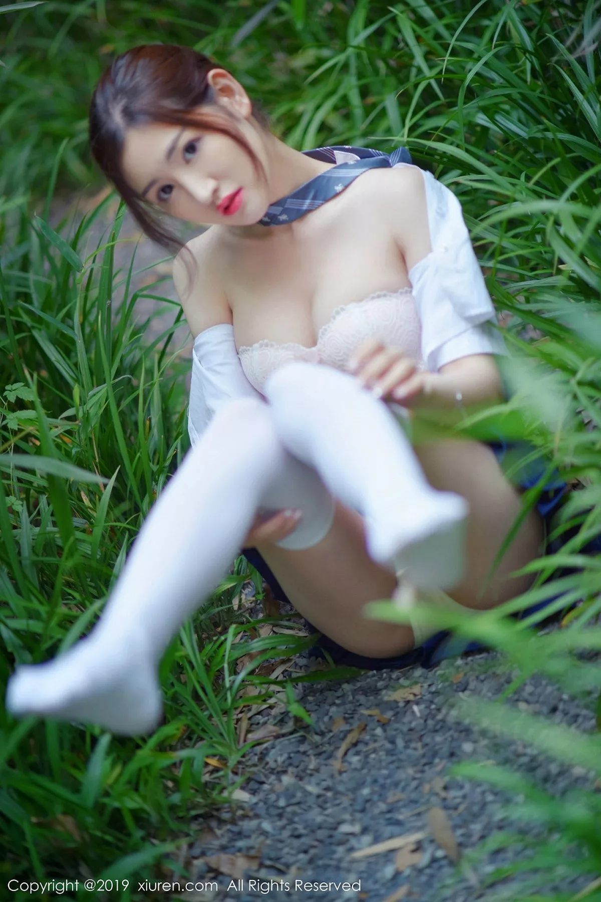 秀人集.com_[XiuRen秀人网]No.1733_嫩模沈梦瑶户外清爽学生装大胆半脱露白色蕾丝内衣诱惑写真60P