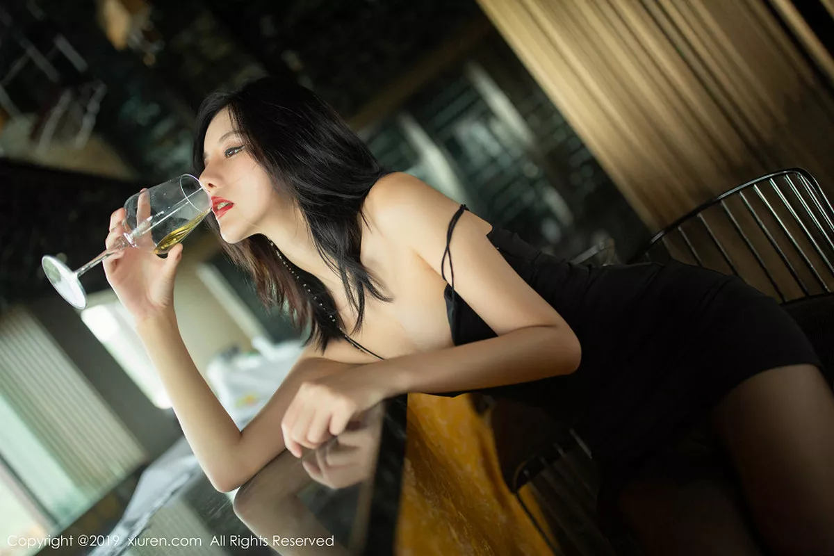 秀人集.com_[XiuRen秀人网]No.1739_女神就是阿朱啊酒窖主题黑吊裙配无内黑丝裤袜惹火诱惑写真66P