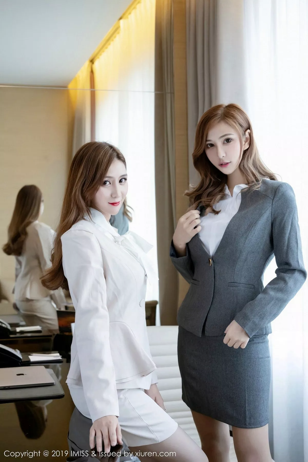 秀人集.com_[IMISS爱蜜社]Vol.391_气质女神Lavinia＆Ceci上演私房秘书肉丝裤袜魅惑写真66P