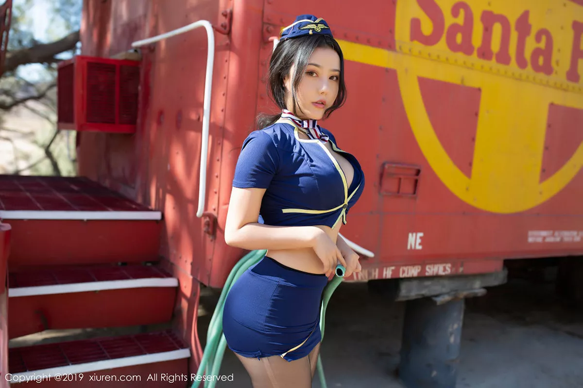 秀人集.com_[XiuRen秀人网]No.1755_女神Manuela玛鲁娜美国旅拍室外火车乘务员扮演秀翘臀诱惑写真45P