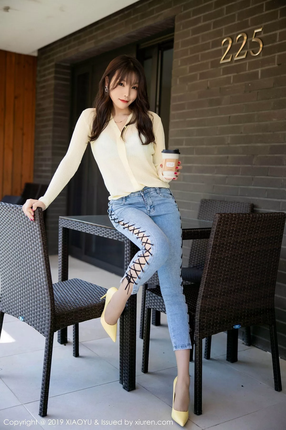 秀人集.com_[XiaoYu画语界]Vol.197_女神芝芝Booty济州岛旅拍私房紧身牛仔裤半脱秀翘臀诱惑写真120P