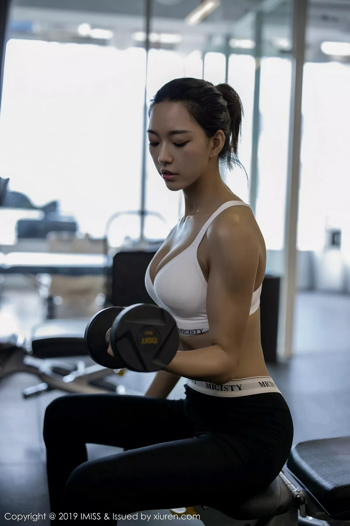 秀人集.com_[IMISS爱蜜社]Vol.396_嫩模嫣儿健身房运动风系列紧身衣秀完美曲线性感写真45P