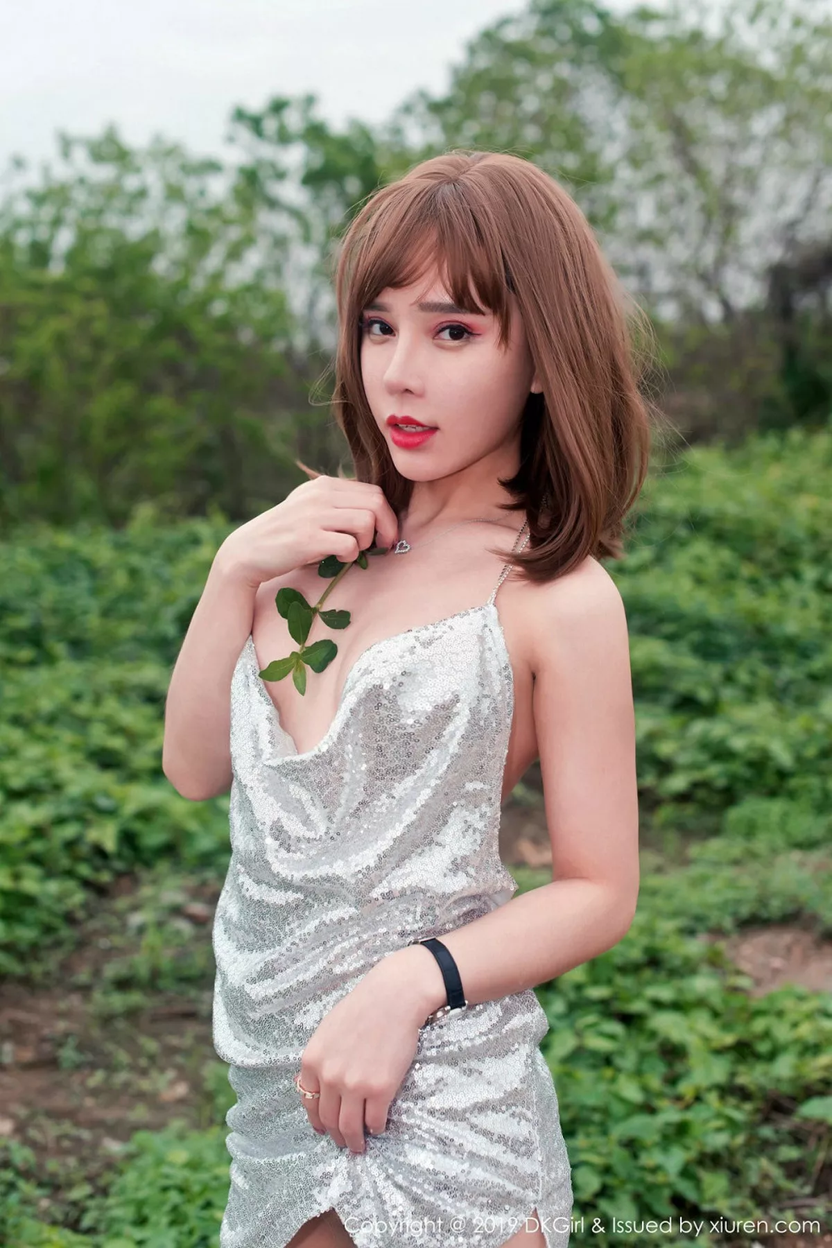 秀人集.com_[DKGirl御女郎]Vol.120_嫩模艾小青户外真空吊带裙配超薄无内肉丝惹火诱惑写真49P