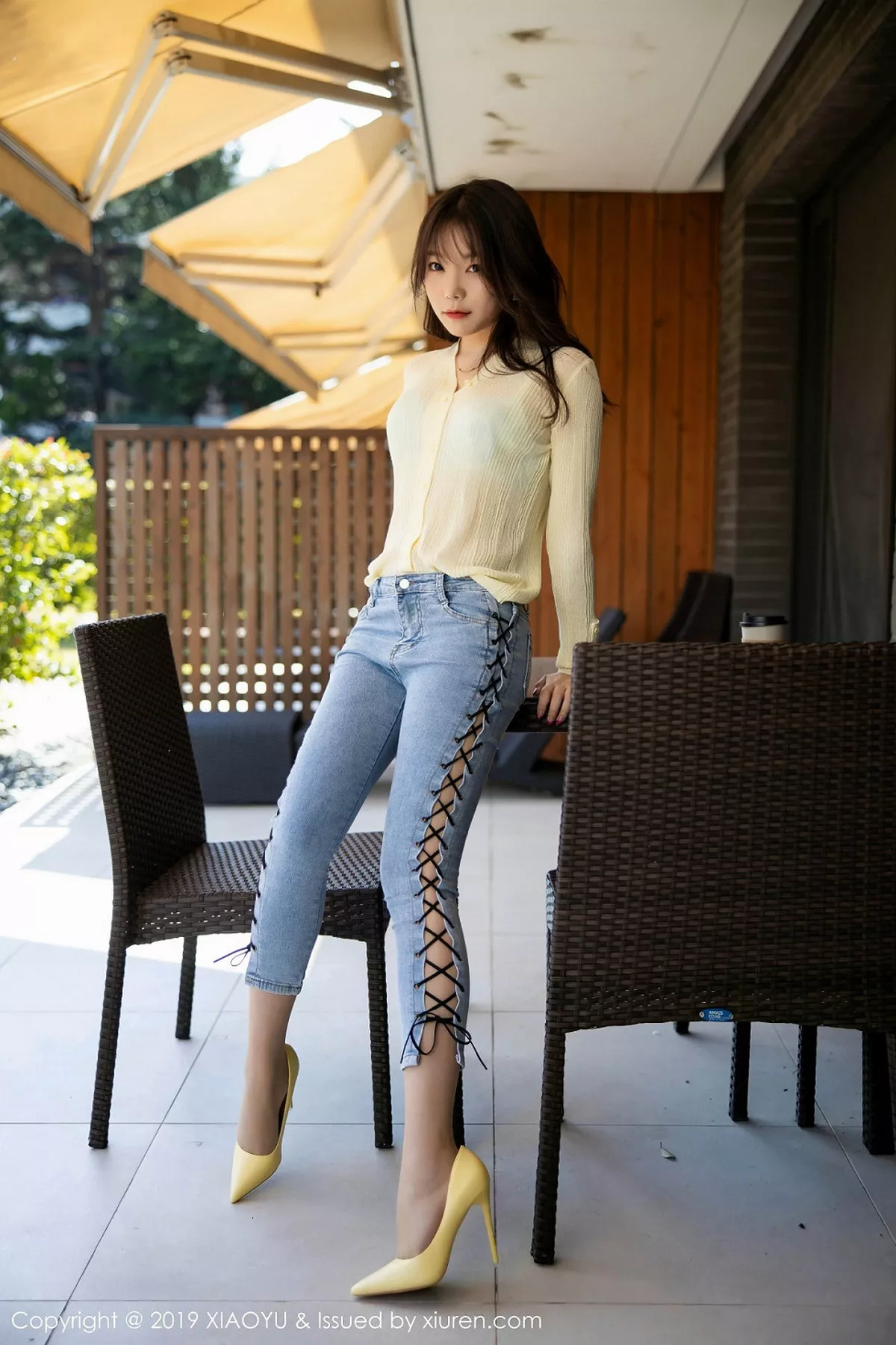 秀人集.com_[XiaoYu画语界]Vol.197_女神芝芝Booty济州岛旅拍私房紧身牛仔裤半脱秀翘臀诱惑写真120P