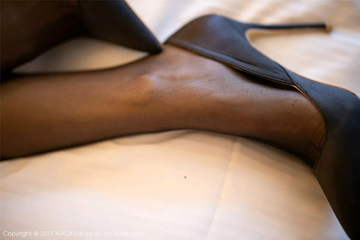 秀人集.com_[XiaoYu画语界]Vol.190_女神Carry私房黑色内衣配吊带黑丝袜秀完美身材性感写真112P