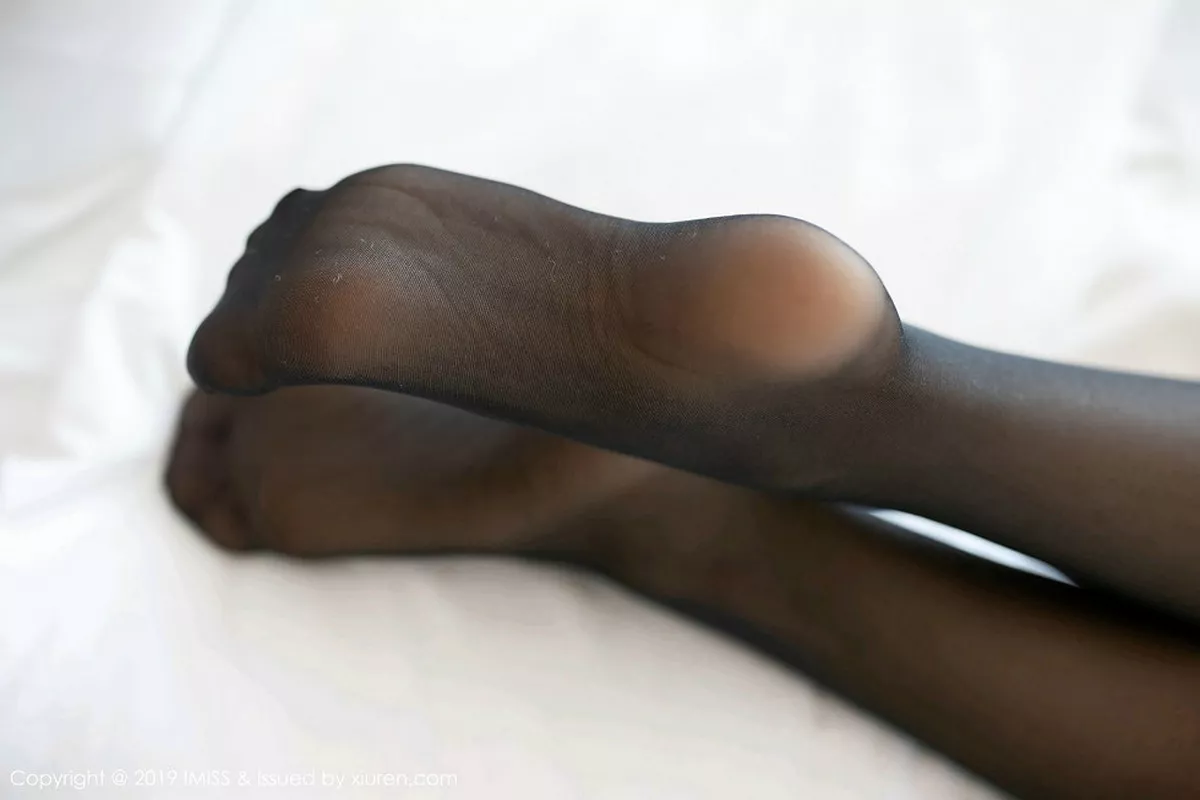 秀人集.com_[IMISS爱蜜社]Vol.397_气质女神Carry私房性感黑色内衣配吊带黑丝袜完美诱惑写真54P