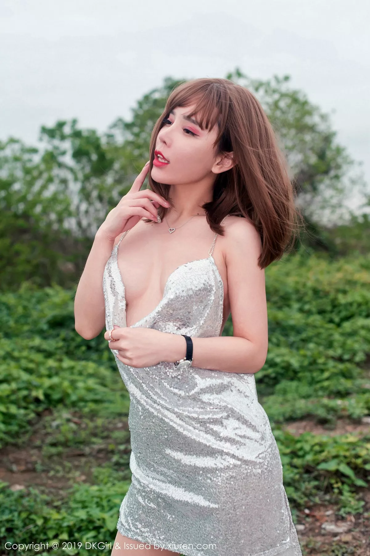 秀人集.com_[DKGirl御女郎]Vol.120_嫩模艾小青户外真空吊带裙配超薄无内肉丝惹火诱惑写真49P