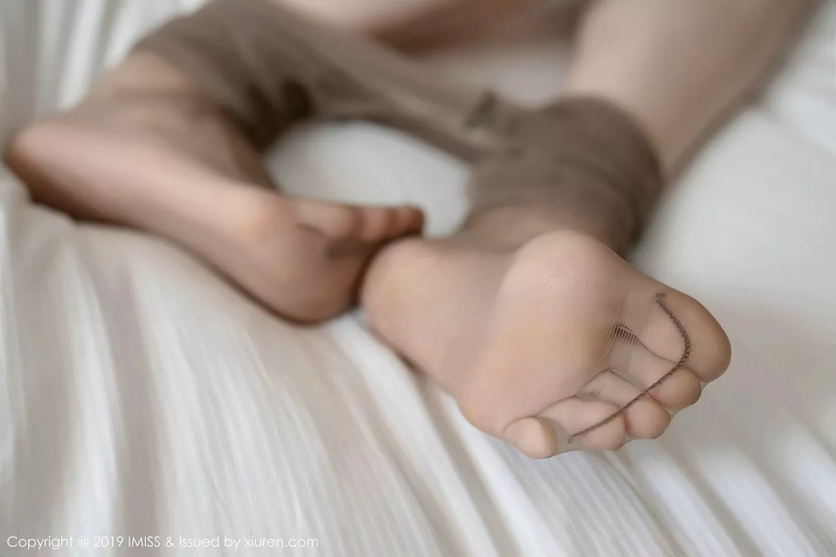 秀人集.com_[IMISS爱蜜社]Vol.410_气质女神许诺Sabrina私房床上超薄肉丝秀美腿玉足性感写真72P