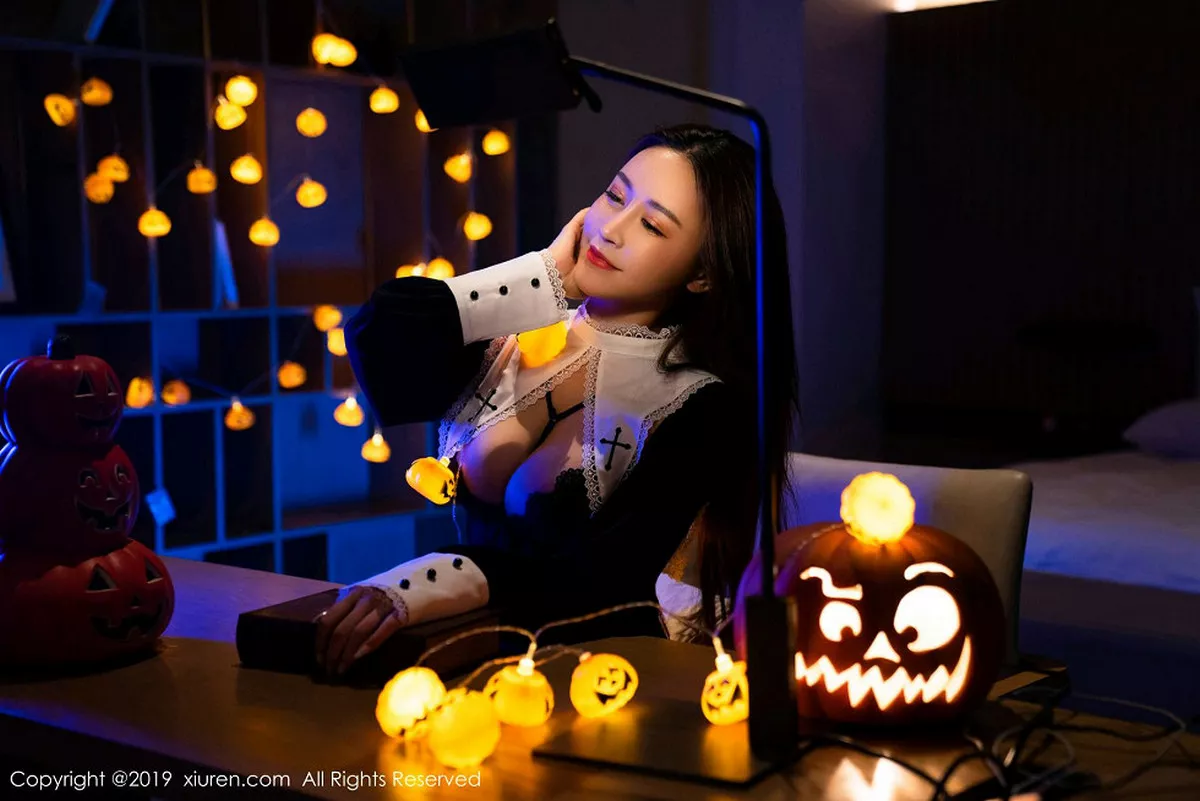 秀人集.com_[XiuRen秀人网]No.1802_嫩模周井空私房霓虹灯下性感内衣秀火辣身材撩人诱惑写真42P