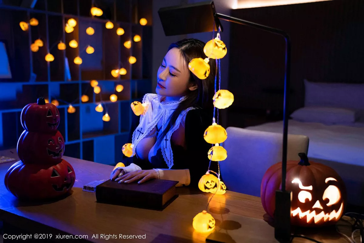 秀人集.com_[XiuRen秀人网]No.1802_嫩模周井空私房霓虹灯下性感内衣秀火辣身材撩人诱惑写真42P