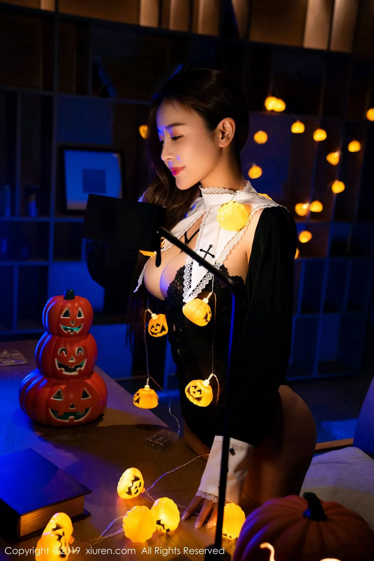 秀人集.com_[XiuRen秀人网]No.1802_嫩模周井空私房霓虹灯下性感内衣秀火辣身材撩人诱惑写真42P