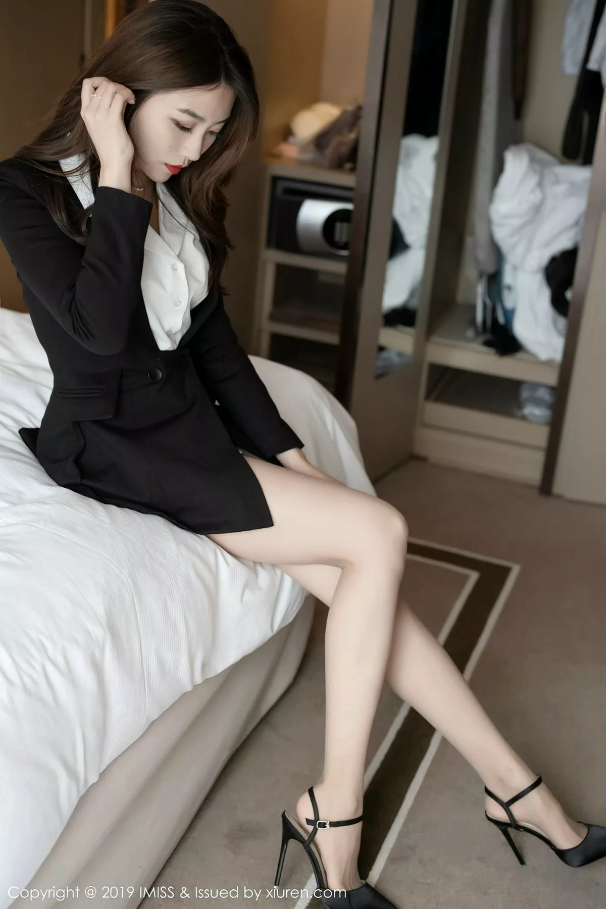 秀人集.com_[IMISS爱蜜社]Vol.410_气质女神许诺Sabrina私房床上超薄肉丝秀美腿玉足性感写真72P