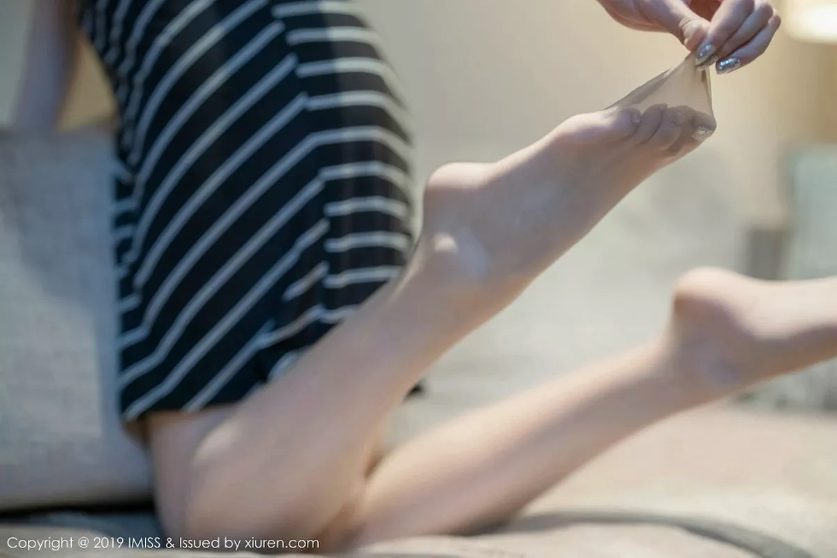 秀人集.com_[IMISS爱蜜社]Vol.410_气质女神许诺Sabrina私房床上超薄肉丝秀美腿玉足性感写真72P