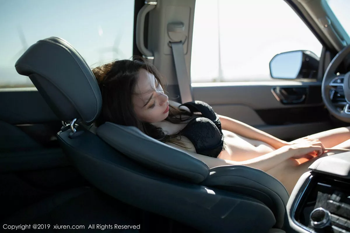 秀人集.com_[XiuRen秀人网]No.1833_嫩模梦心月东欧旅拍户外车拍无内肉丝秀翘臀屁沟撩人诱惑写真72P