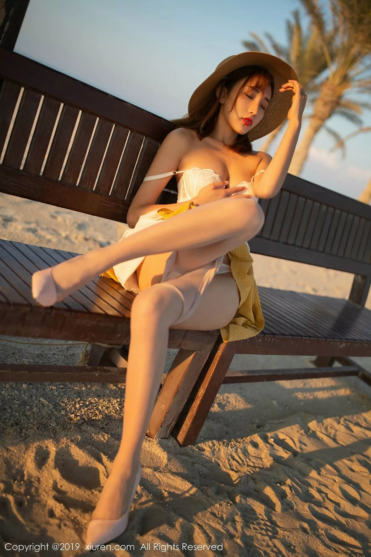 秀人集.com_[XiuRen秀人网]No.1812_嫩模陆萱萱波斯湾海滨撩裙露透视内裤秀翘臀撩人诱惑写真81P