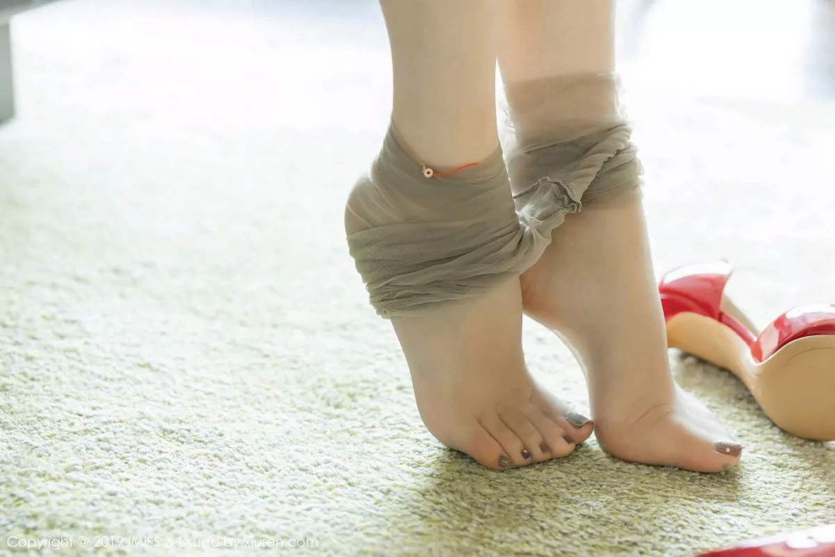 秀人集.com_[IMISS爱蜜社]Vol.413_女神芝芝Booty私房秘书制服真空半脱肉丝袜撩人诱惑写真77P