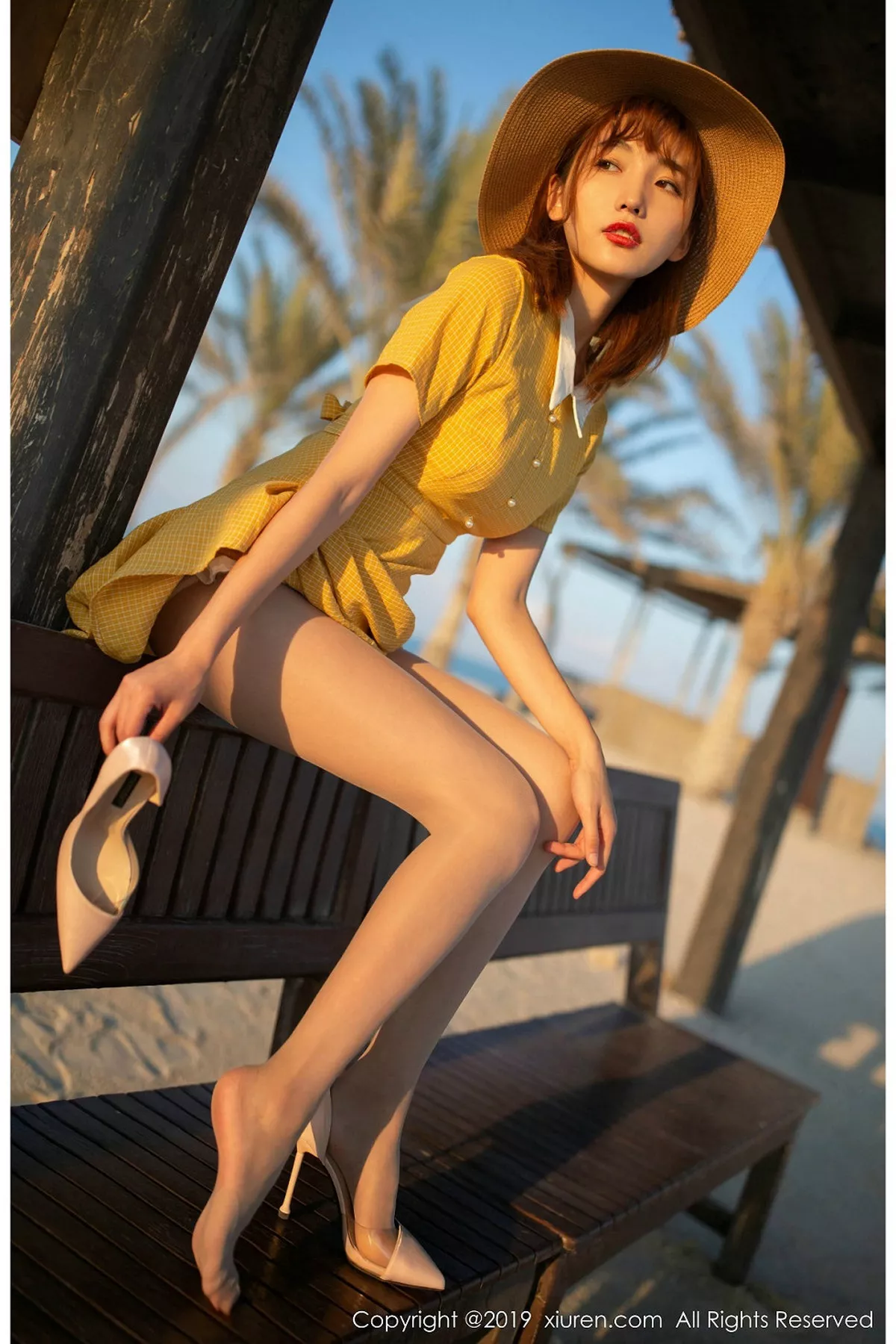 秀人集.com_[XiuRen秀人网]No.1812_嫩模陆萱萱波斯湾海滨撩裙露透视内裤秀翘臀撩人诱惑写真81P