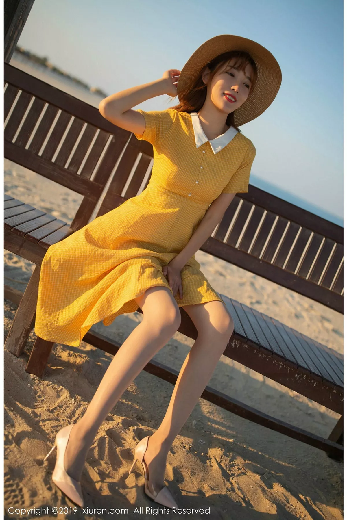 秀人集.com_[XiuRen秀人网]No.1812_嫩模陆萱萱波斯湾海滨撩裙露透视内裤秀翘臀撩人诱惑写真81P