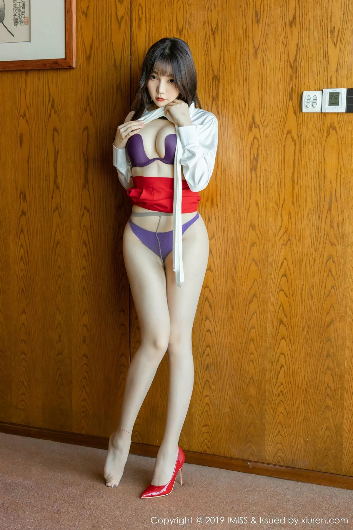 秀人集.com_[IMISS爱蜜社]Vol.413_女神芝芝Booty私房秘书制服真空半脱肉丝袜撩人诱惑写真77P