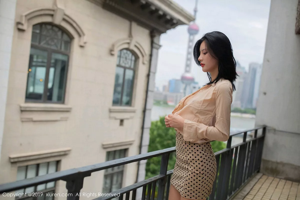 秀人集.com_[XiuRen秀人网]No.1842_嫩模就是阿朱啊户外阳台+室内真空半脱露火辣身材诱惑写真73P